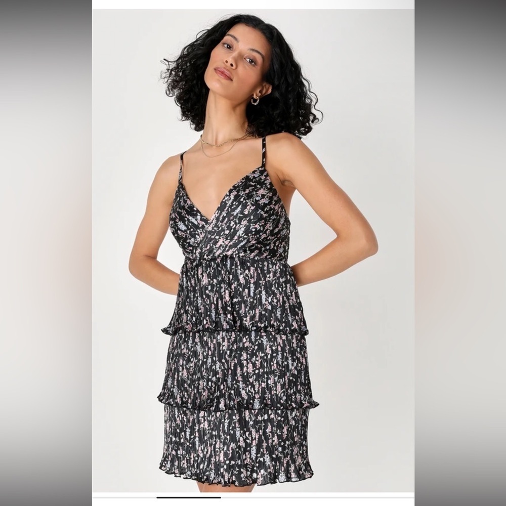 Lulus Quaint Cutie Black Floral Pleated Tiered Mini Dress NWT Size M - Picture 2 of 5
